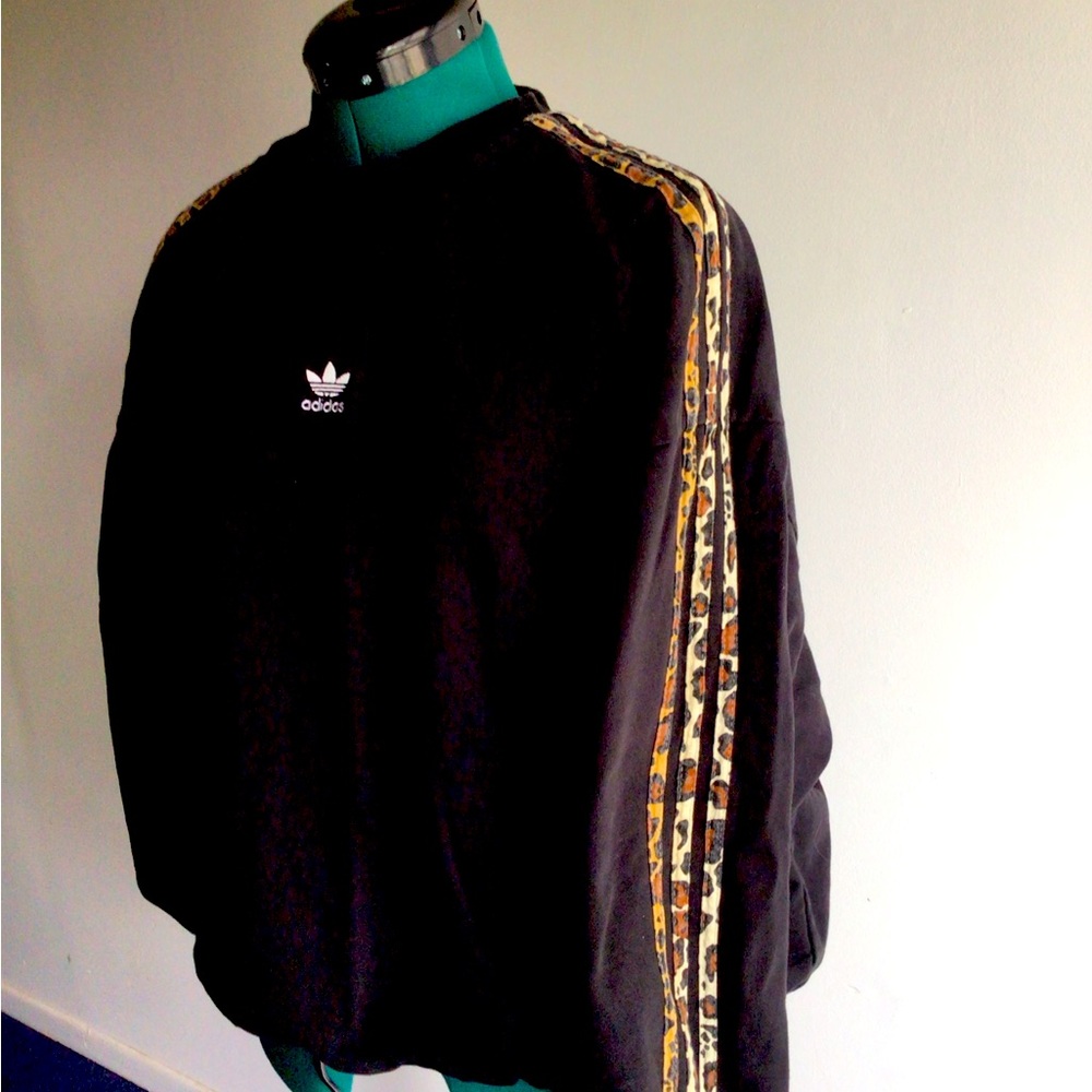 Super cute oversized leopard crew neck